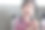 一个小女孩在去幼儿园前在客厅的沙发上笑图片下载
