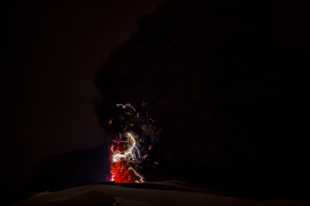 冰岛火山喷发火山灰云中的火山闪电。图片下载