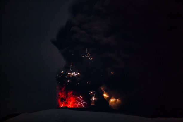 冰岛火山喷发火山灰云中的火山闪电。图片下载