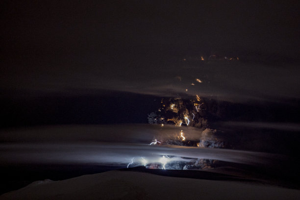 冰岛火山喷发火山灰云中的火山闪电。图片下载