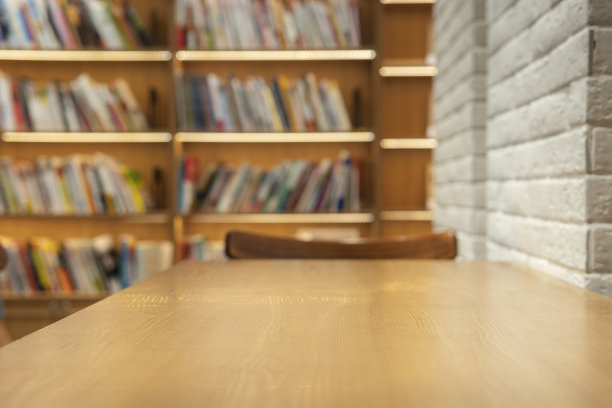 书店里书架旁边的一张书桌图片下载