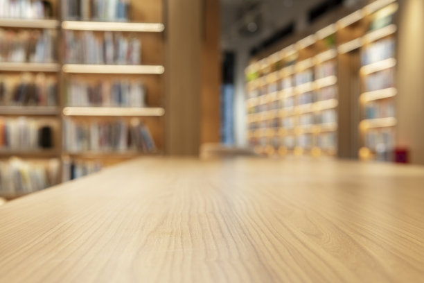 书店里书架旁边的一张书桌图片下载