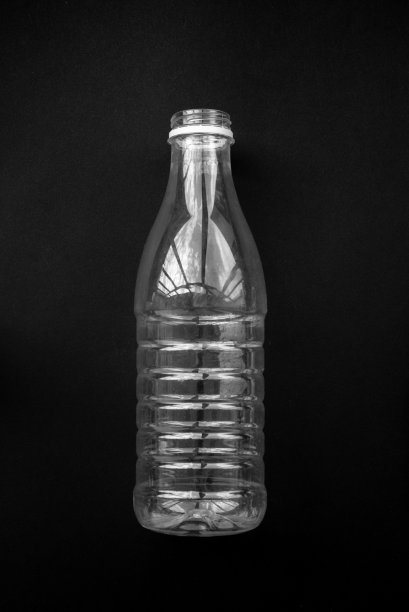 黑色背景上的整个塑料瓶。图片下载