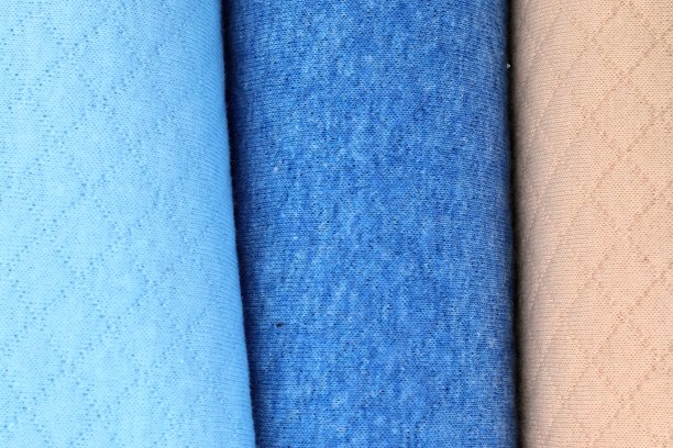 在面料市场上发现的不同颜色的布料和织物样品的详细近距离查看图片下载