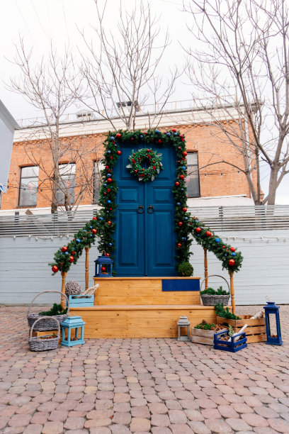 入口圣诞作文由传统的圣诞花环，杉木树枝的拱门和用杉木树枝装饰的栏杆图片下载