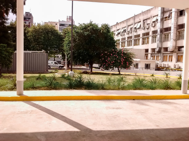 医院和内部公园图片下载