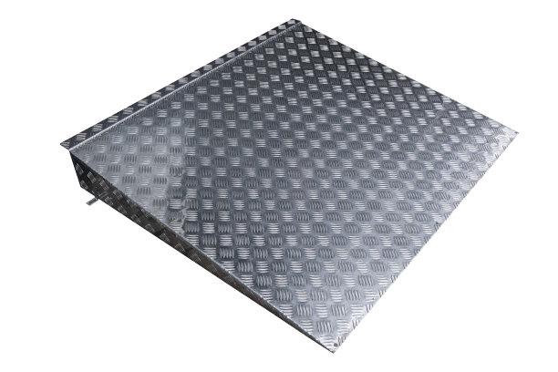 金属斜坡孤立在白色背景上图片下载