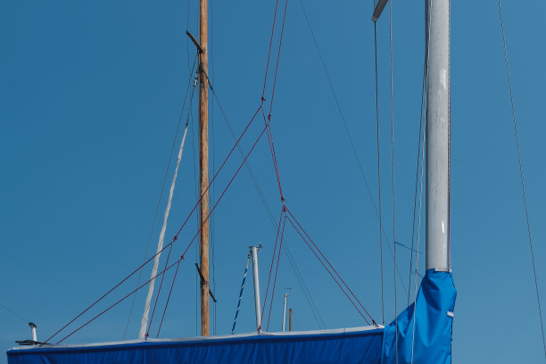 蓝色天空下的海上游艇图片下载