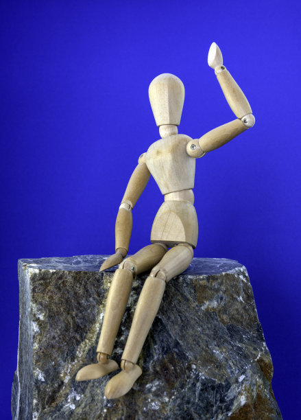 站在世界之巅，一只手高高举起图片下载