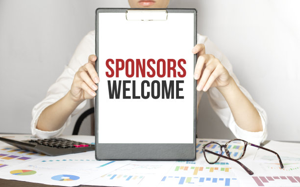 女商人拿着一个黑色的纸盘子与文本赞助商欢迎图片下载