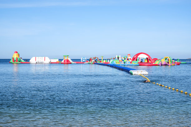 漂浮在海滩上的充气冒险游乐场图片下载