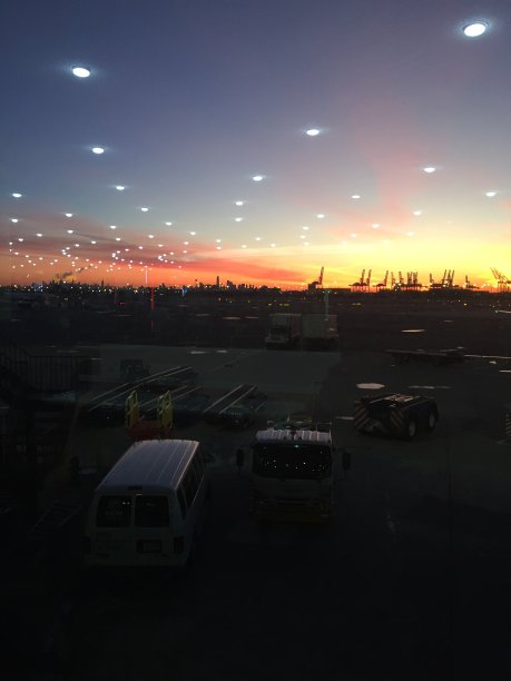 反射的机场航站楼灯光在阳光下的日落图片下载