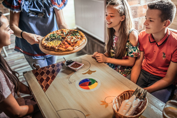 幸福家庭在餐厅用餐的肖像图片下载