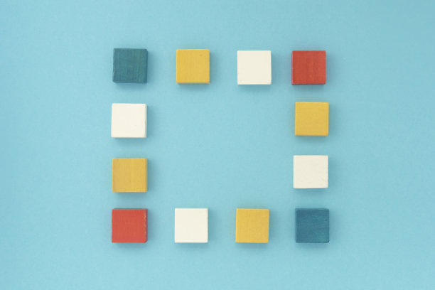 以蓝色为背景的多色木制正方形框架。图片下载