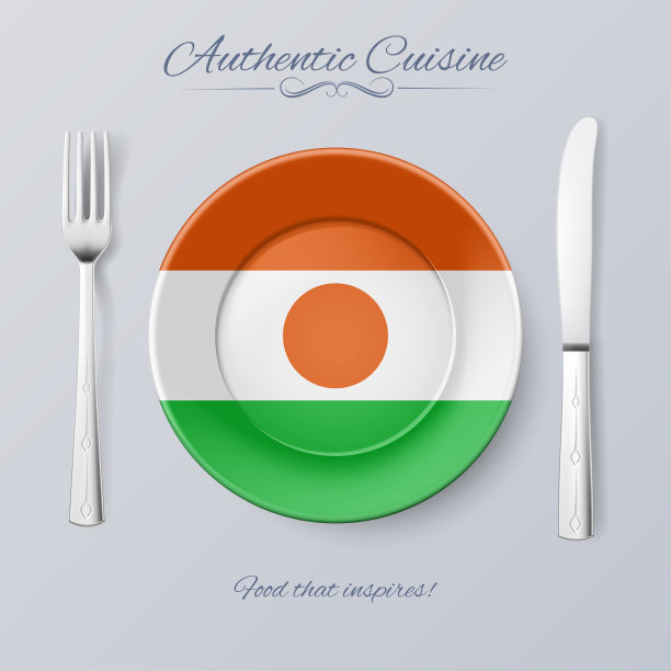 白色背景上的餐具和餐巾的高角度视图图片下载