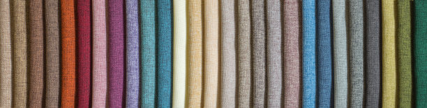 各种样品，多色天然织物背景。宽选择纺织品。漫长的旗帜。图片下载