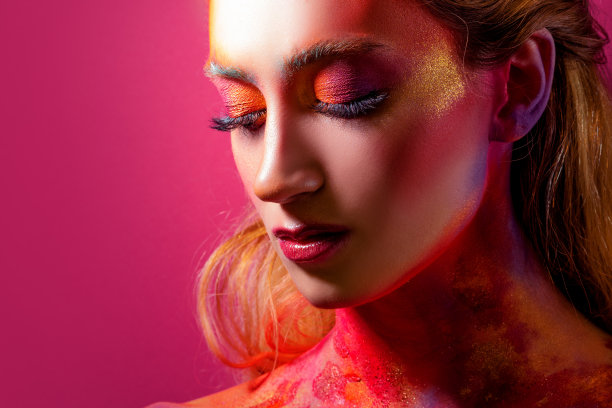 明亮的妆容和脸部艺术，特写肖像。创意化妆,图片下载
