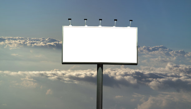 户外的空白广告牌，有云的背景。图片下载