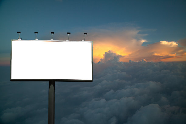 户外的空白广告牌，有云的背景。图片下载