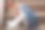 穿蓝色裙子的小女孩坐在台阶上哭图片下载
