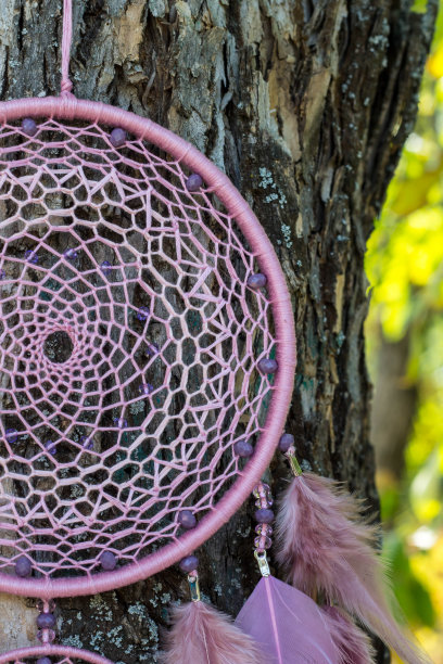 手工捕梦网，用羽毛、线和珠子绳挂图片下载