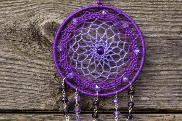 手工捕梦网与羽毛线和珠绳悬挂图片下载