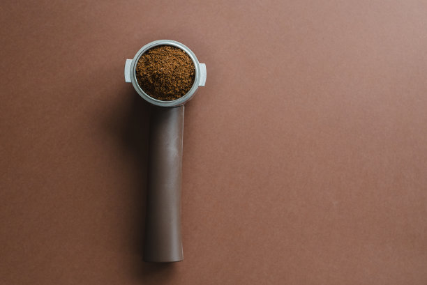 Portafilter咖啡机支架与磨碎的咖啡豆图片下载