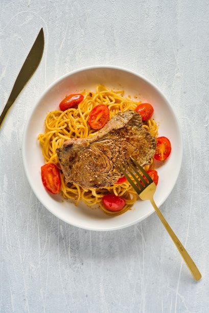 炸牛排，意大利面，意大利面和红番茄图片下载