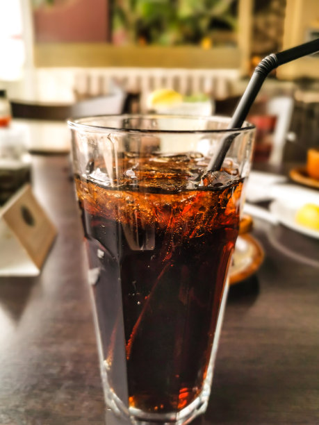 餐桌上的冰镇可乐特写图片下载