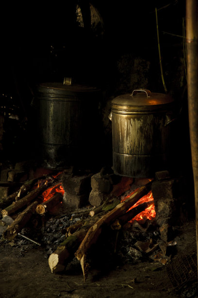 在柴火上使用的老式蒸饭机图片下载