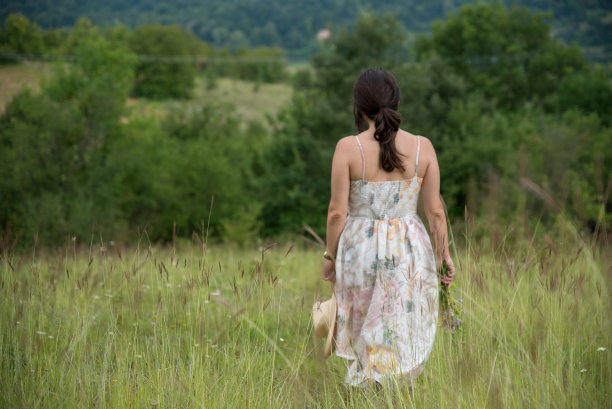 村庄里的女孩图片下载