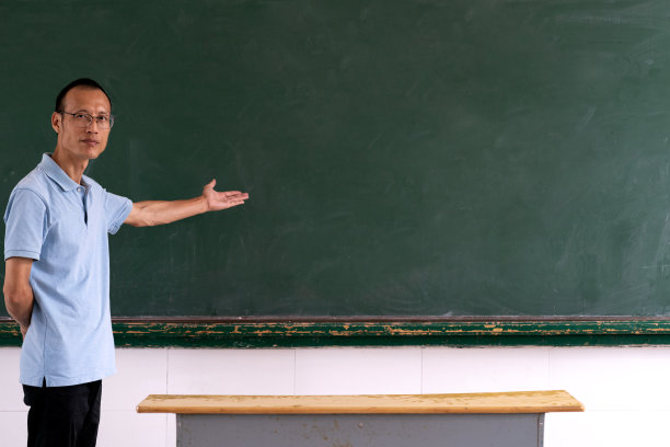 中年男子做了一个请看黑板的手势图片下载