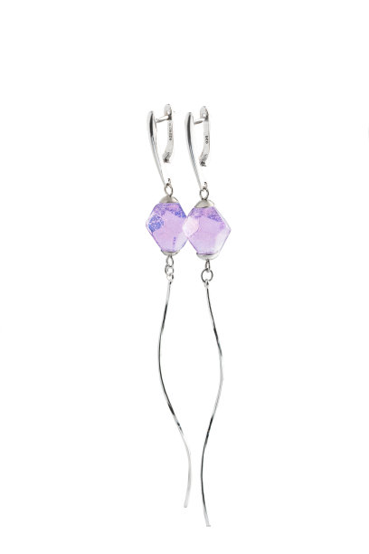 2020年8月16日，俄罗斯克拉斯诺亚尔斯克:女性手工耳环。珠宝孤立，粉红宝石。垂直的特写照片图片下载