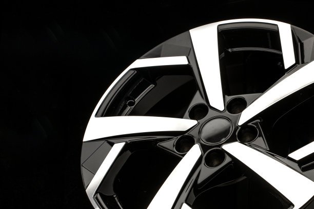 新的合金车轮上的黑色背景。时尚和美丽的。汽车零部件及自动调优图片下载