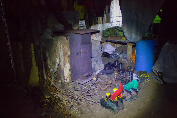 在护林人的房子里烘干鞋子图片下载