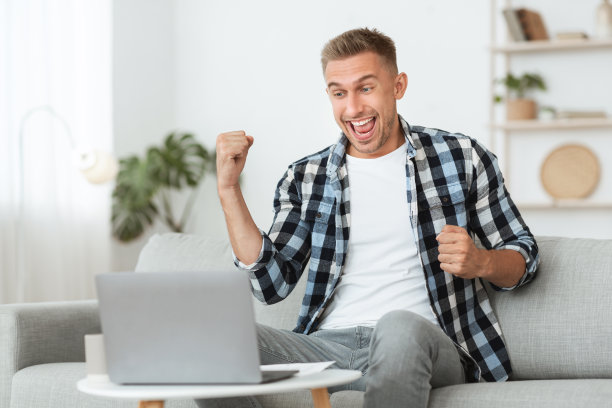 兴奋的男员工在使用电脑时欣喜若狂图片下载