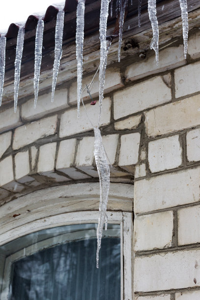 屋顶上挂着冰柱图片下载