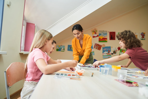 年轻漂亮的女人在学校教艺术图片下载