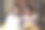 快乐的黑人女孩和她的男朋友一起看电影在咖啡馆的笔记本电脑图片下载