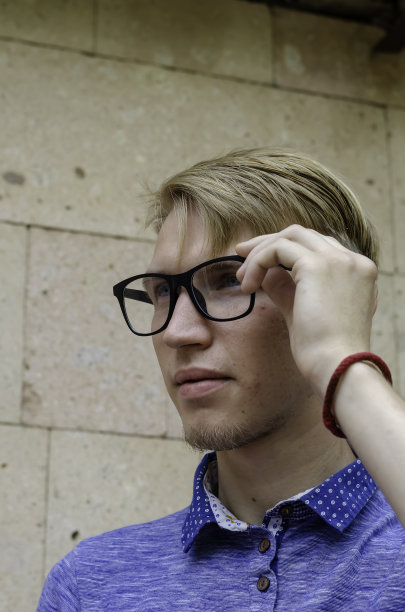 戴眼镜的时尚年轻人的肖像。图片下载