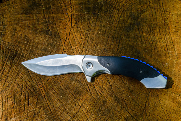 折叠刀在乡村木制背景图片下载