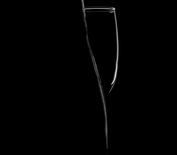 一个瓶子和玻璃杯的白色剪影孤立在一个黑色的背景。平滑的线条和形状。的概念。图片下载