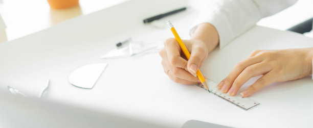 靠近女建筑师的手，用铅笔和尺子在办公桌旁测量和绘制关于房地产住房和建筑项目的草图或图纸，以了解工作概念图片下载