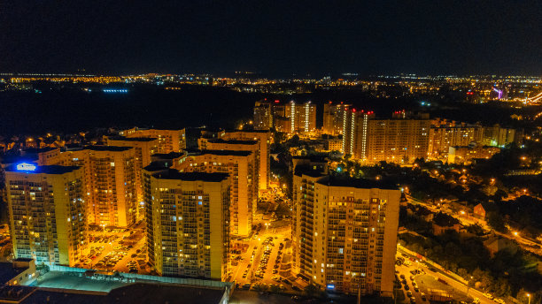 沃罗涅日的现代住宅区，夏夜无人机鸟瞰图图片下载