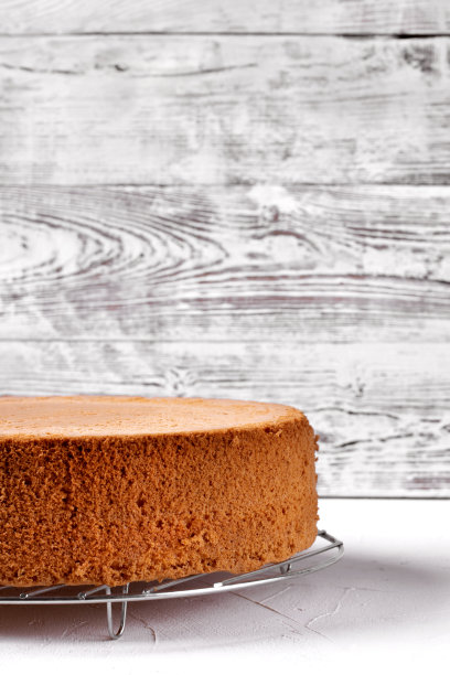 海绵蛋糕冷却在糕点格图片下载