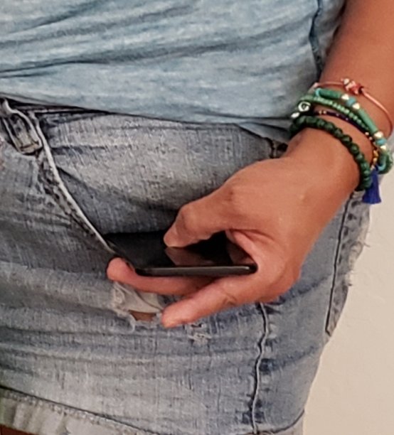 女性从口袋里掏出手机发短信图片下载