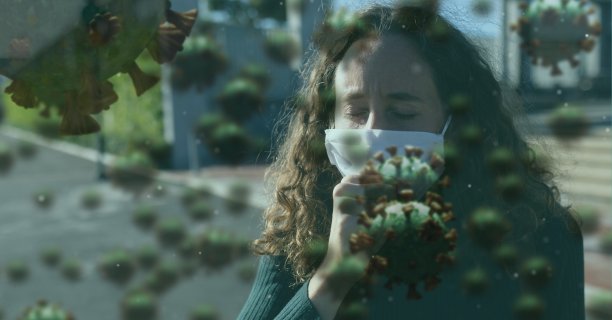 Covid-19细胞对抗戴口罩妇女咳嗽图片下载