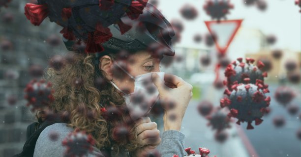 Covid-19细胞针对戴口罩打喷嚏的妇女图片下载