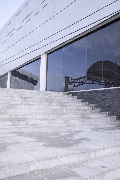 一个奴隶站在办公室正门的细节图片下载