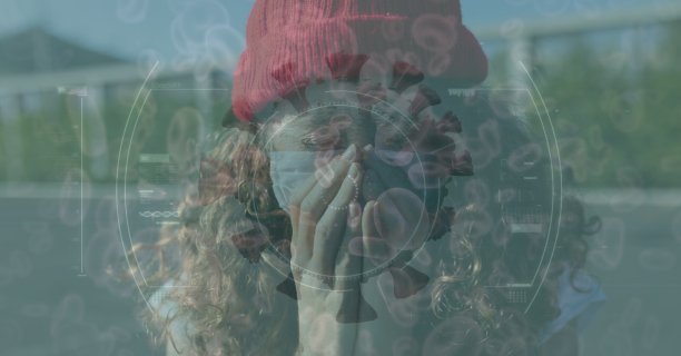 对戴口罩打喷嚏的妇女进行Covid-19细胞范围扫描图片下载